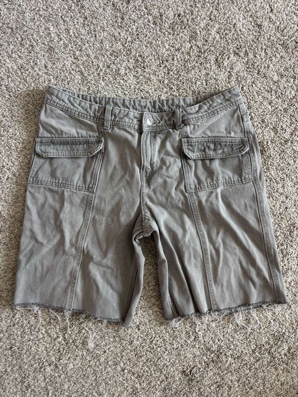 Divided gray shorts w/ flap pockets
